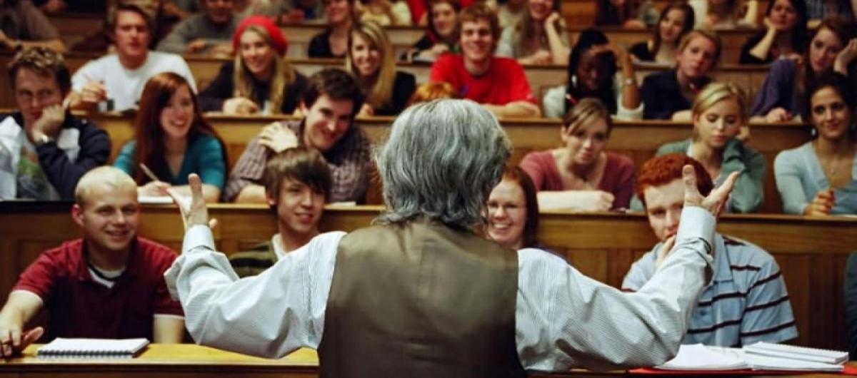 Лекция в аудитории. Читать лекции в институте. Лекция в аудитории. Студенты в аудитории. Преподаватель вуза.